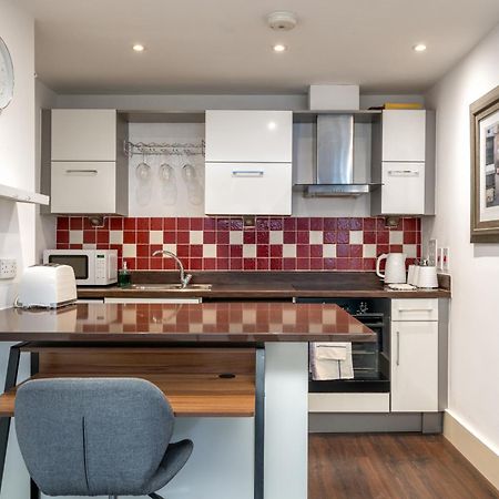 Riverside 1 Bed Basement Flat Near Hampton Court Palace East Molesey Exterior foto