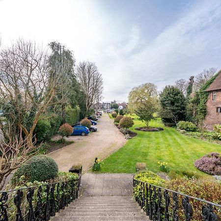 Riverside 1 Bed Basement Flat Near Hampton Court Palace East Molesey Exterior foto