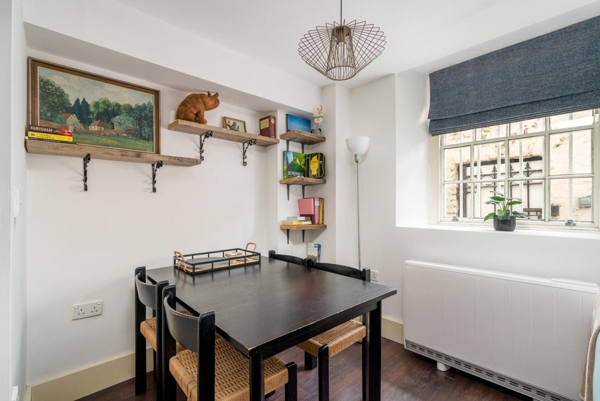 Riverside 1 Bed Basement Flat Near Hampton Court Palace East Molesey Exterior foto