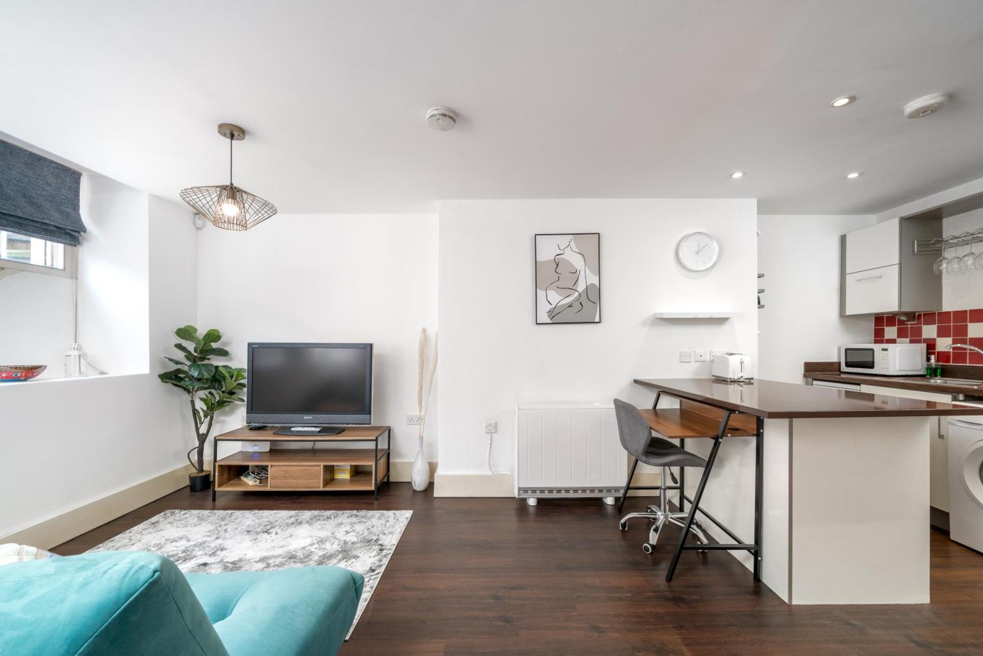 Riverside 1 Bed Basement Flat Near Hampton Court Palace East Molesey Exterior foto